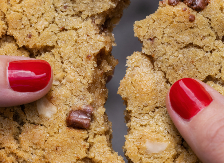 Photo d'un cookie en gros plan découpé en deux