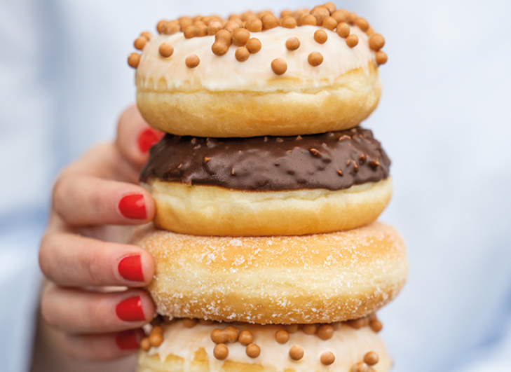 Photo d'une pile de donuts de différents goûts