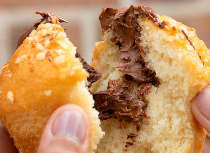 Photo d'un muffin au chocolat en gros plan découpé en deux